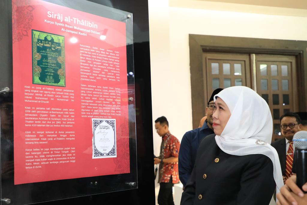 Khofifah Indar Parawansa Gubernur Jawa Timur saat melihat isi Kitab Annas Al-Muttaqin, Jumat (22/12/2023). Foto: Humas Pemprov Jatim