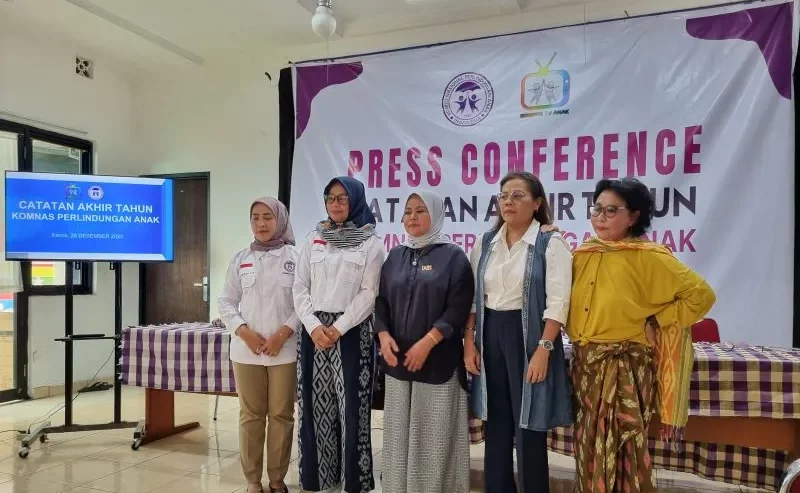 Lia Latifah (kedua kiri) Pjs Ketua Umum Komisi Nasional Perlindungan Anak dalam konferensi pers Catatan Akhir Tahun Komnas PA Tahun 2023 di Jakarta, Kamis (28/12/2023). Foto: Antara