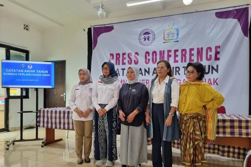 Lia Latifah (kedua kiri) Pjs Ketua Umum Komisi Nasional Perlindungan Anak dalam konferensi pers Catatan Akhir Tahun Komnas PA Tahun 2023 di Jakarta, Kamis (28/12/2023). Foto: Antara
