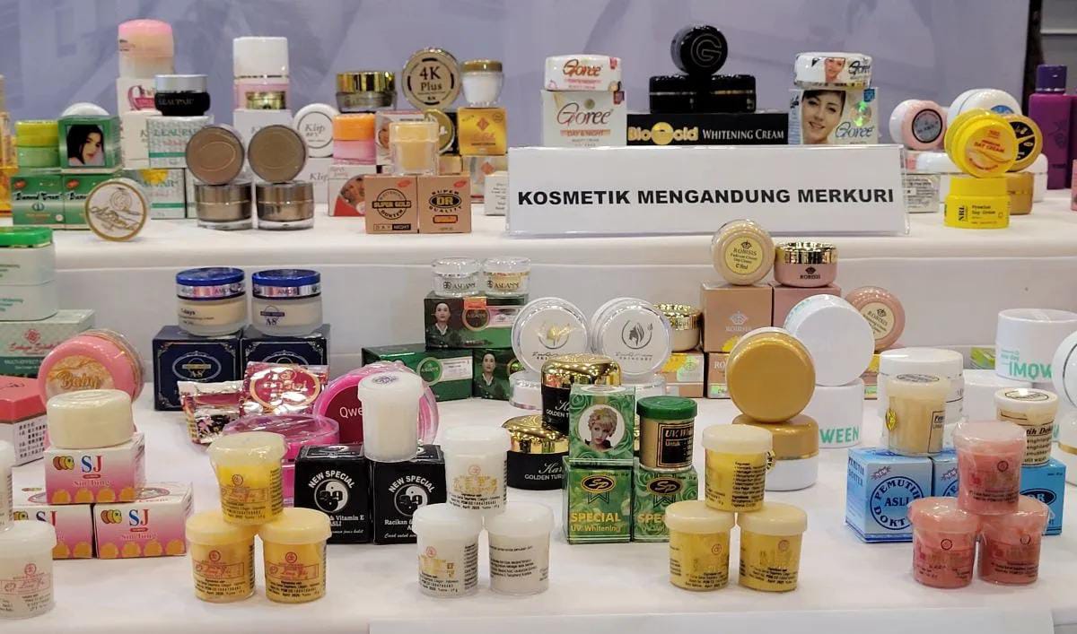 Sejumlah kosmetik berbahan terlarang dipajang dalam acara Public Warning terkait obat tradisional dan kosmetik yang diikuti di Jakarta, Jumat (8/12/2023). Foto: Antara