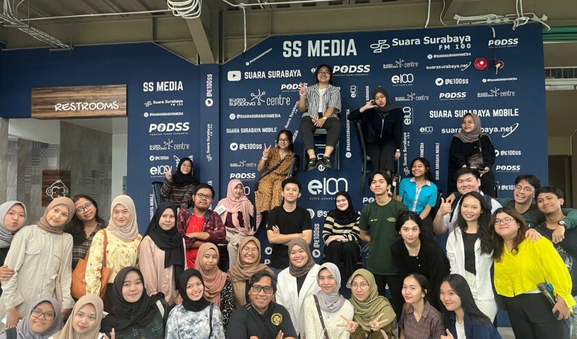 Puluhan mahasiswa UNAIR dan Eddy Prastyo pemimpin redaksi saat berfoto bersama di Suara Surabaya, Jumat (8/12/2023). Foto: Farchan Magang Suara Surabaya