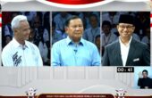 Prabowo Subianto, calon presiden nomor urut dua saat menjawab pertanyaan Ganjar Pranowo, calon presiden nomor urut tiga mengenai putusan batas usia calon presiden dan calon wakil presiden oleh Mahkamah Konstitusi (MK) yang menjadi dasar KPU RI meloloskan Gibran Rakabuming Raka sebagai calon wakil presiden. Debat Pertama Calon Presiden Pemilu Tahun 2024 digelar di kantor KPU RI, Jakarta, pada Selasa (12/12/2023). Foto: Tangkapan layar YouTube KPU RI