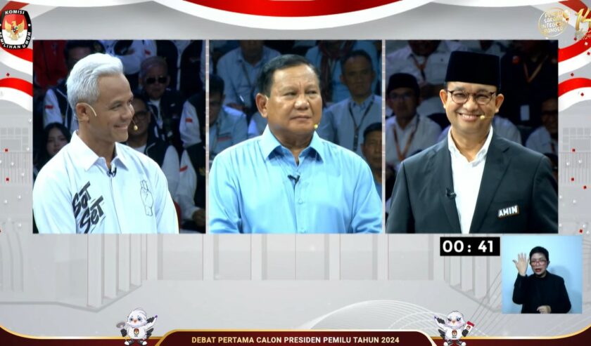 Prabowo Subianto, calon presiden nomor urut dua saat menjawab pertanyaan Ganjar Pranowo, calon presiden nomor urut tiga mengenai putusan batas usia calon presiden dan calon wakil presiden oleh Mahkamah Konstitusi (MK) yang menjadi dasar KPU RI meloloskan Gibran Rakabuming Raka sebagai calon wakil presiden. Debat Pertama Calon Presiden Pemilu Tahun 2024 digelar di kantor KPU RI, Jakarta, pada Selasa (12/12/2023). Foto: Tangkapan layar YouTube KPU RI