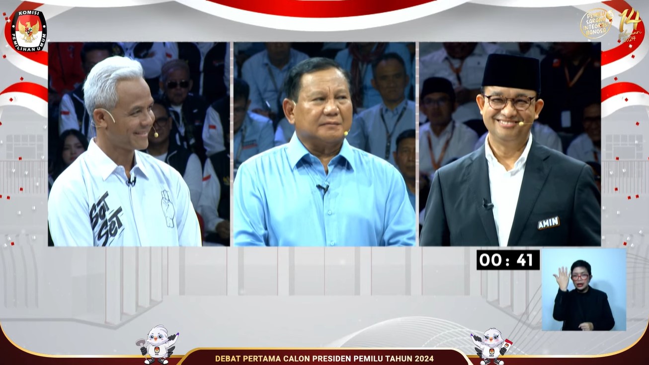 Prabowo Subianto, calon presiden nomor urut dua saat menjawab pertanyaan Ganjar Pranowo, calon presiden nomor urut tiga mengenai putusan batas usia calon presiden dan calon wakil presiden oleh Mahkamah Konstitusi (MK) yang menjadi dasar KPU RI meloloskan Gibran Rakabuming Raka sebagai calon wakil presiden. Debat Pertama Calon Presiden Pemilu Tahun 2024 digelar di kantor KPU RI, Jakarta, pada Selasa (12/12/2023). Foto: Tangkapan layar YouTube KPU RI