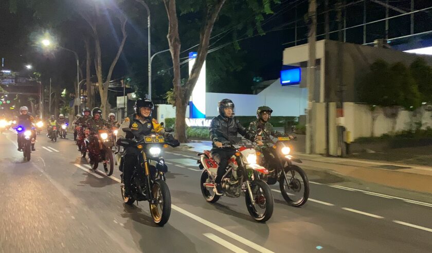 Pemkot Surabaya bersama TNI-Polri keliling gereja dan pos pengamanan semalam, Sabtu (23/12/2023). Foto: Meilita suarasurabaya.net