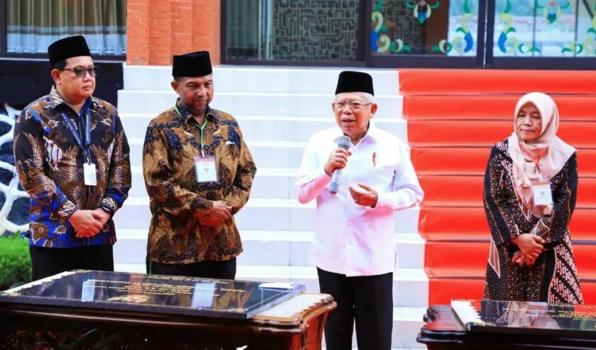 Ma'ruf Amin Wapres (dua kanan) saat meresmikan empat masjid di Rest Area Pandaan, Pasuruan, Jawa Timur, Jumat (22/12/2023). Foto: Antara