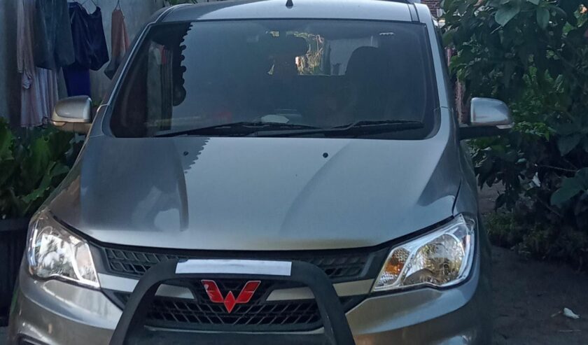 Mobil merk Wulling warna abu-abu milik korban AM yang sempat dinyatakan hilang telah ditemukan polisi di sebuah kos di Surabaya. Foto: Istimewa.