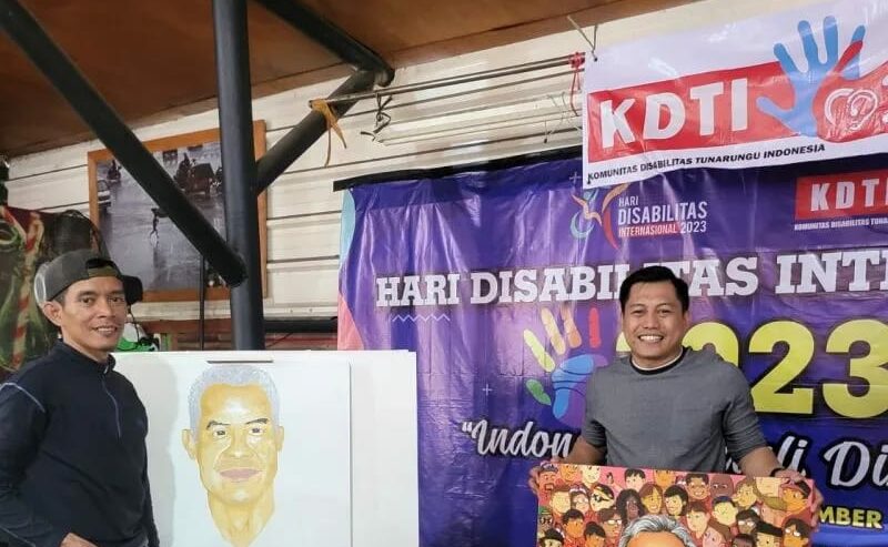  Abdul Ghoni Muklas Ni’am Sekretaris Fraksi PDIP DPRD Surabaya saat memberikan apresiasi para difabel yang memiliki kemampuan melukis diatas rata-rata manusia normal di Kota Surabaya, Minggu (3/12/2023). Foto:Antara/HO-PDIP Surabaya