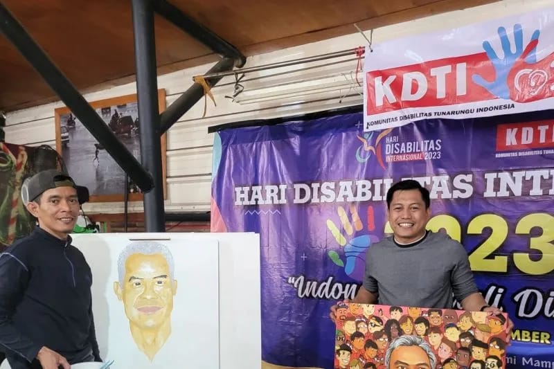  Abdul Ghoni Muklas Ni’am Sekretaris Fraksi PDIP DPRD Surabaya saat memberikan apresiasi para difabel yang memiliki kemampuan melukis diatas rata-rata manusia normal di Kota Surabaya, Minggu (3/12/2023). Foto:Antara/HO-PDIP Surabaya