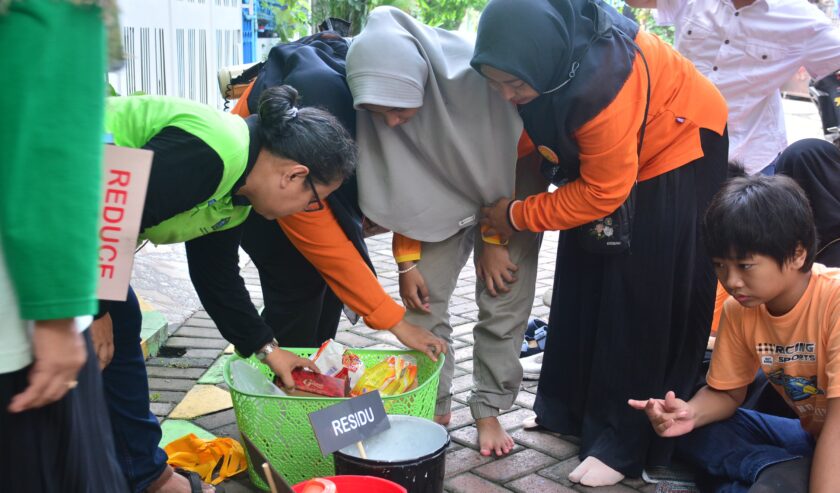 Anak berkebutuhan khusus PKBM Lentera Fajar Indonesia belajar memilah sampah di Kampung Edukasi Sampah Sidoarjo, Sabtu (16/12/2023). Foto: PKBM Lentera Fajar Indonesia