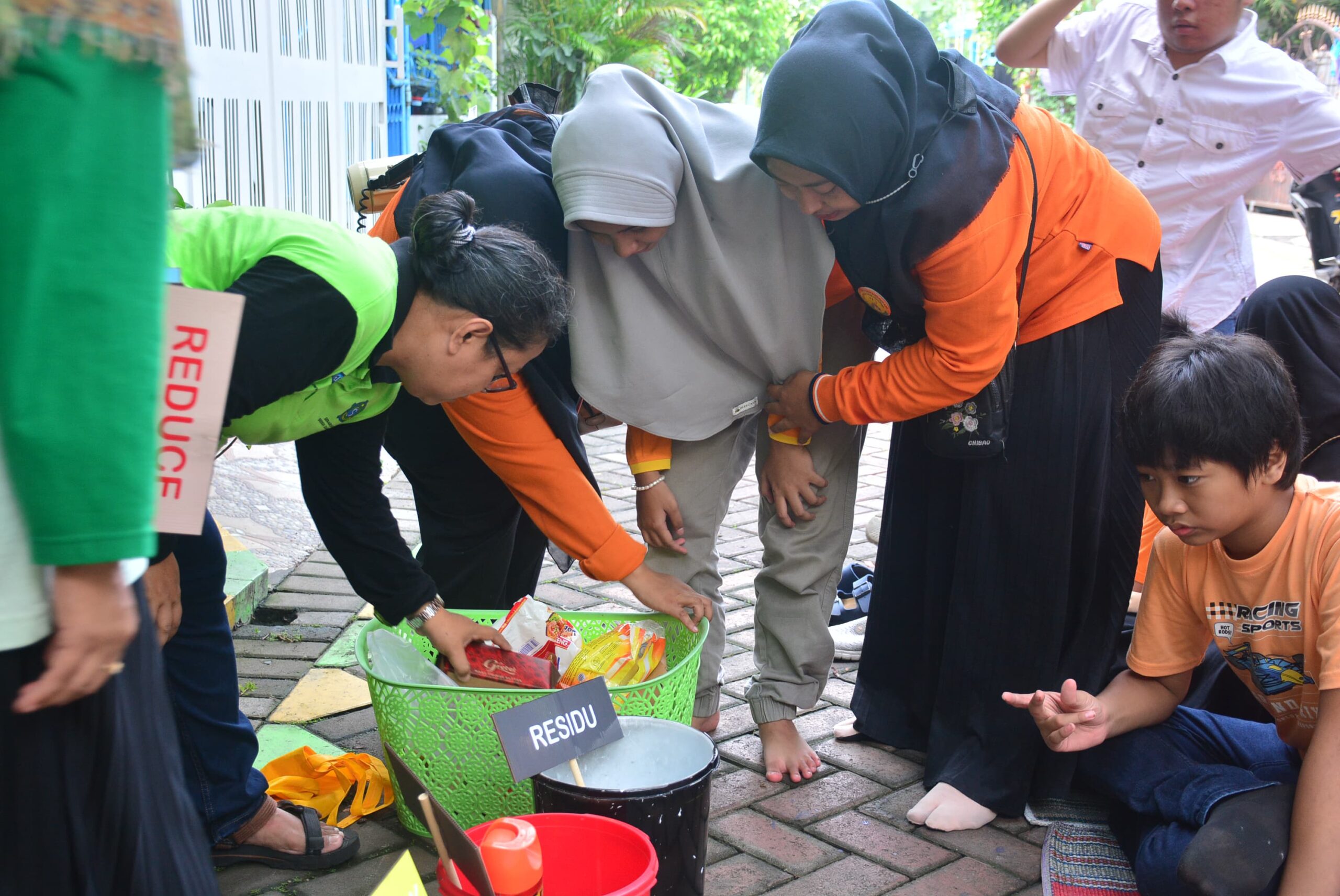 Anak berkebutuhan khusus PKBM Lentera Fajar Indonesia belajar memilah sampah di Kampung Edukasi Sampah Sidoarjo, Sabtu (16/12/2023). Foto: PKBM Lentera Fajar Indonesia