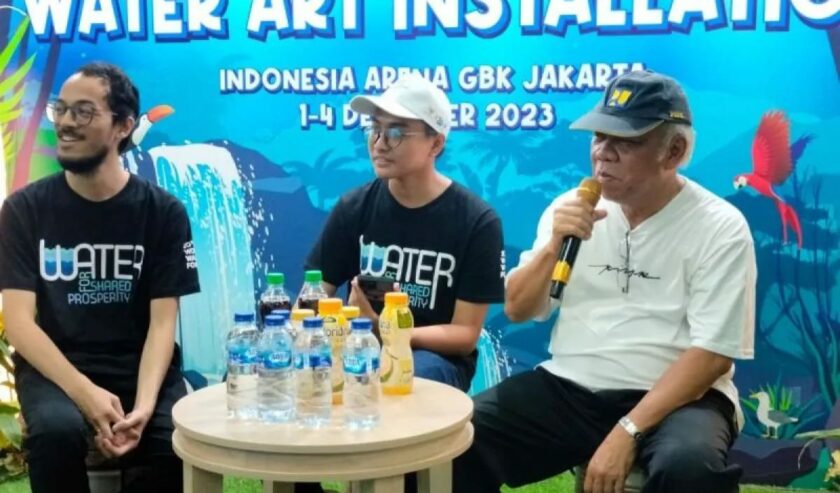 (kanan) Basuki Hadimuljono Menteri Pekerjaan Umum dan Perumahan Rakyat dalam dalam pameran Water Art Installation di Jakarta, Minggu (3/12/2023). Foto: Antara