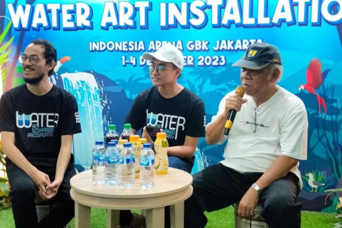 (kanan) Basuki Hadimuljono Menteri Pekerjaan Umum dan Perumahan Rakyat dalam dalam pameran Water Art Installation di Jakarta, Minggu (3/12/2023). Foto: Antara