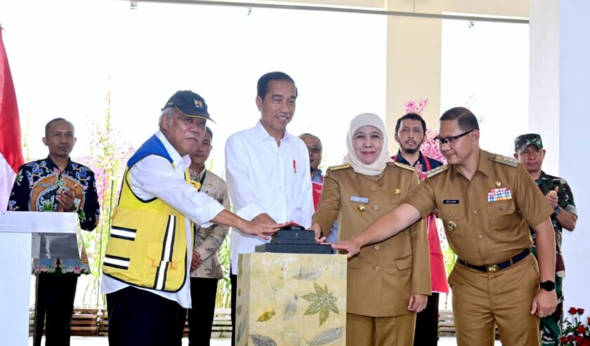 (Dari kiri ke kanan) Basuki Hadimuljono Menteri PUPR, Jokowi Presiden, Khofifah Gubernur Jatim, dan Aries Agung Pj Wali Kota Batu waktu meresmikan Pasar Among Tani Batu, Kamis (14/12/2023). Foto: Humas Pemprov Jatim.