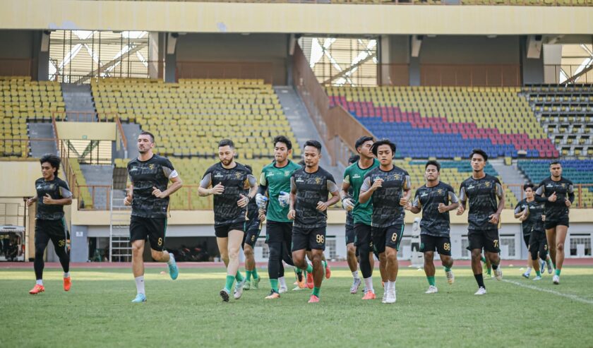 Para pemain Persebaya saat melakukan persiapan melawan Persikabo di Bekasi. Foto: Persebaya