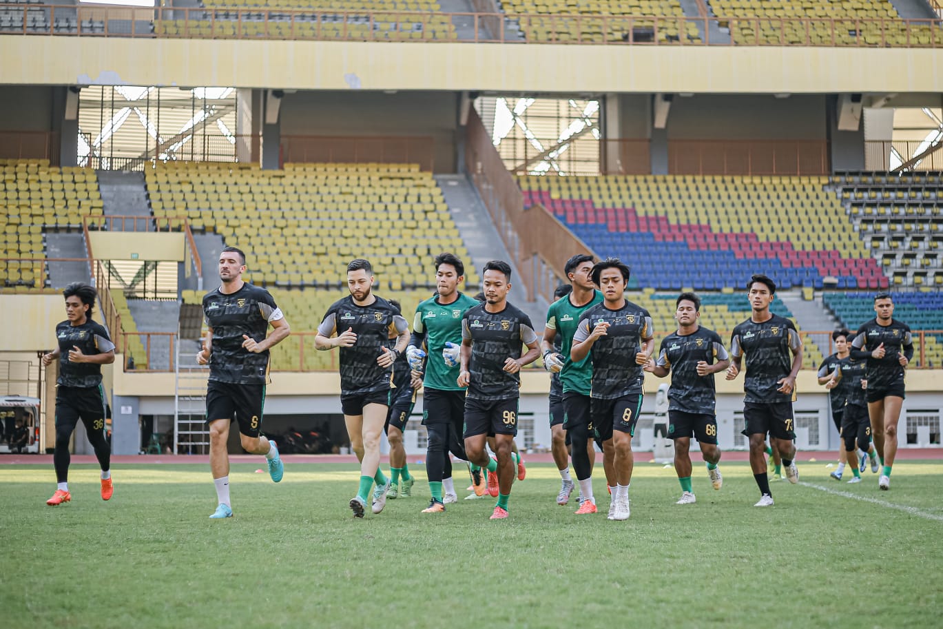 Para pemain Persebaya saat melakukan persiapan melawan Persikabo di Bekasi. Foto: Persebaya