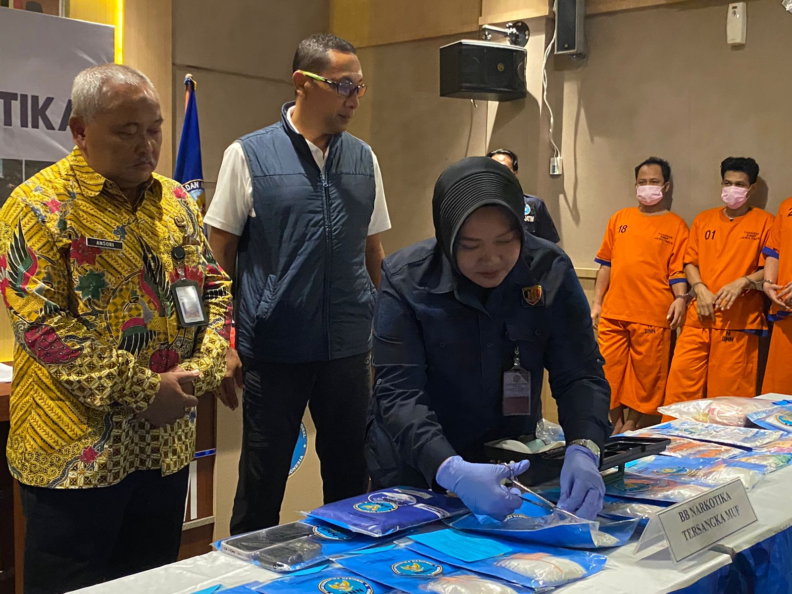 Tim Labfor Polda Jatim waktu melakukan uji kandungan narkoba waktu ungkap kasus tiga tersangka pengedar sabu-sabu di BNNP Jatim, Jumat (1/12/2023). Foto: Wildan suarasurabaya.net