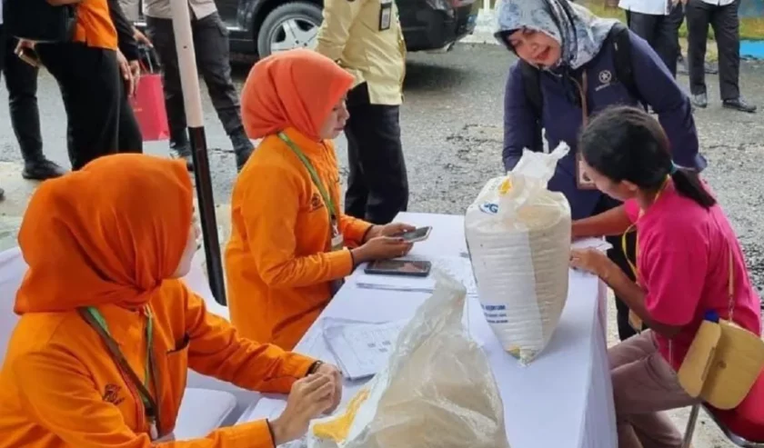 Warga penerima bantuan pangan (PBP) menerima penyaluran bantuan cadangan beras pemerintah (CBP) melalui kantor pos. Foto: Antara