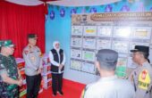 Khofifah Indar Parawansa Gubernur Jatim didampingi Irjen Pol Imam Sugianto Kapolda Jatim, dan Mayjen TNI Rafael Granada Pangdam V/Brawijaya waktu meninjau Pospam WBL. Foto: Humas Pemprov Jatim.