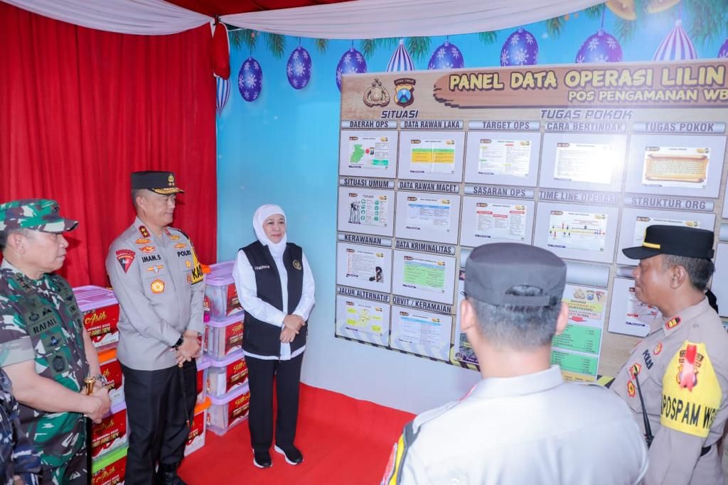 Khofifah Indar Parawansa Gubernur Jatim didampingi Irjen Pol Imam Sugianto Kapolda Jatim, dan Mayjen TNI Rafael Granada Pangdam V/Brawijaya waktu meninjau Pospam WBL. Foto: Humas Pemprov Jatim.