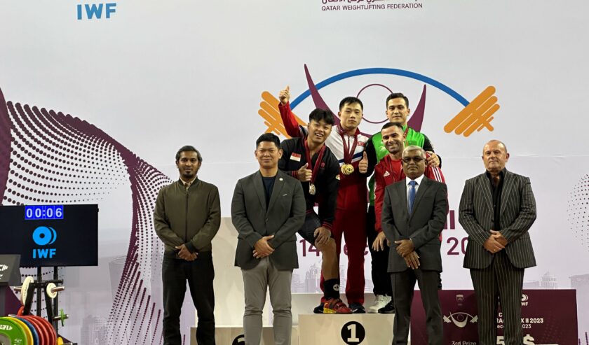 Rahmat Erwin Abdullah setelah penerimaan medali di International Weightlifting Federation (IWF) Grand Prix II Qatar Open di Doha, Minggu (10/12/2023) dini hari. Foto: NOC