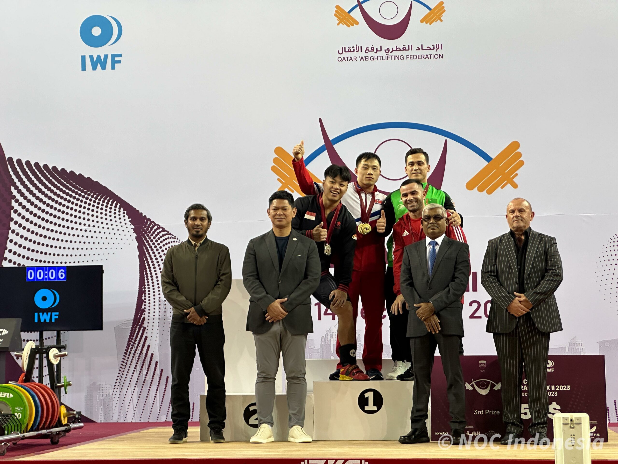 Rahmat Erwin Abdullah setelah penerimaan medali di International Weightlifting Federation (IWF) Grand Prix II Qatar Open di Doha, Minggu (10/12/2023) dini hari. Foto: NOC