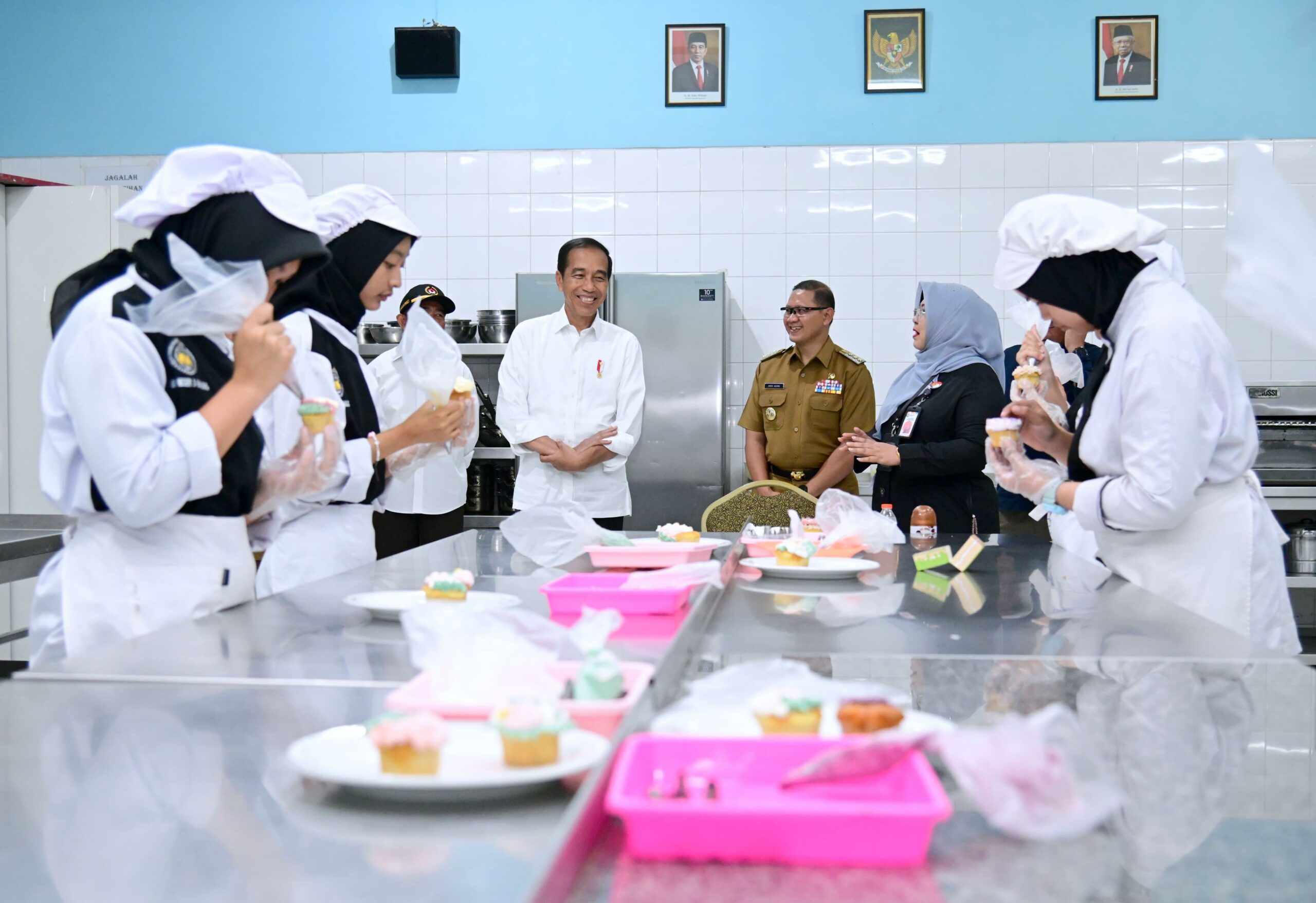 Jokowi Presiden saat meninjau ruang tata boga di SMKN 3 Malang, Kamis (14/12/2023). Foto: Sekretariat Presiden