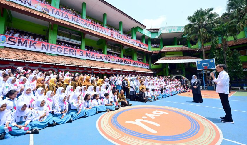 Jokowi Presiden saat berdialog dengan siswa dan guru di SMKN 3 Malang, Kamis (14/12/2023). Foto: Sekretariat Presiden