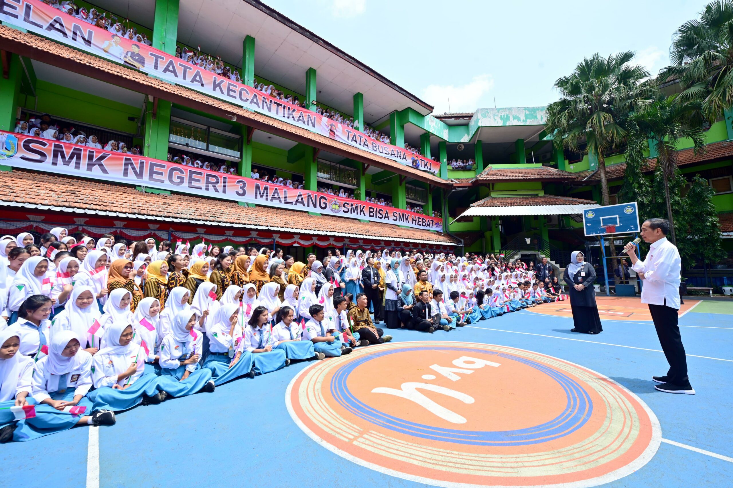 Jokowi Presiden saat berdialog dengan siswa dan guru di SMKN 3 Malang, Kamis (14/12/2023). Foto: Sekretariat Presiden