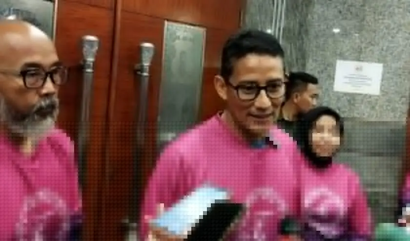 Sandiaga Uno Menteri Pariwisata dan Ekonomi Kreatif (Menparekraf) memberikan keterangan usai menghadiri Forum Sesmenko/Sekjen/Sesmen/Sestama/Kasum/Asrena TNI-Polri/Forsesdasi di Gedung Kemenparekraf, Jakarta, Minggu (10/12/2023). Foto: Antara