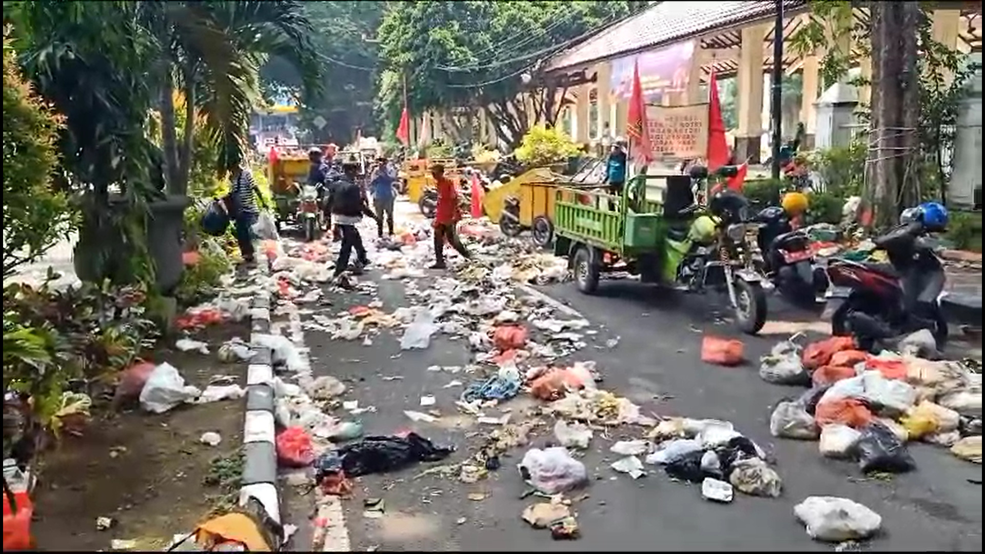 Pengunjuk rasa yang marah membuang sampah di depan pendopo setelah Chidorjo tidak menemui pemerintah kabupaten.