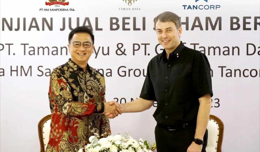 Hermanto Tanoko selaku CEO Tancorp dan Chairman Tanrise Property, dengan Vassilit Gkatzelis selaku Presiden Direktur HM Sampoerna menandatangani penyelesaian jual beli saham, Rabu (27/12/2023). Foto: Instagram Tancorp