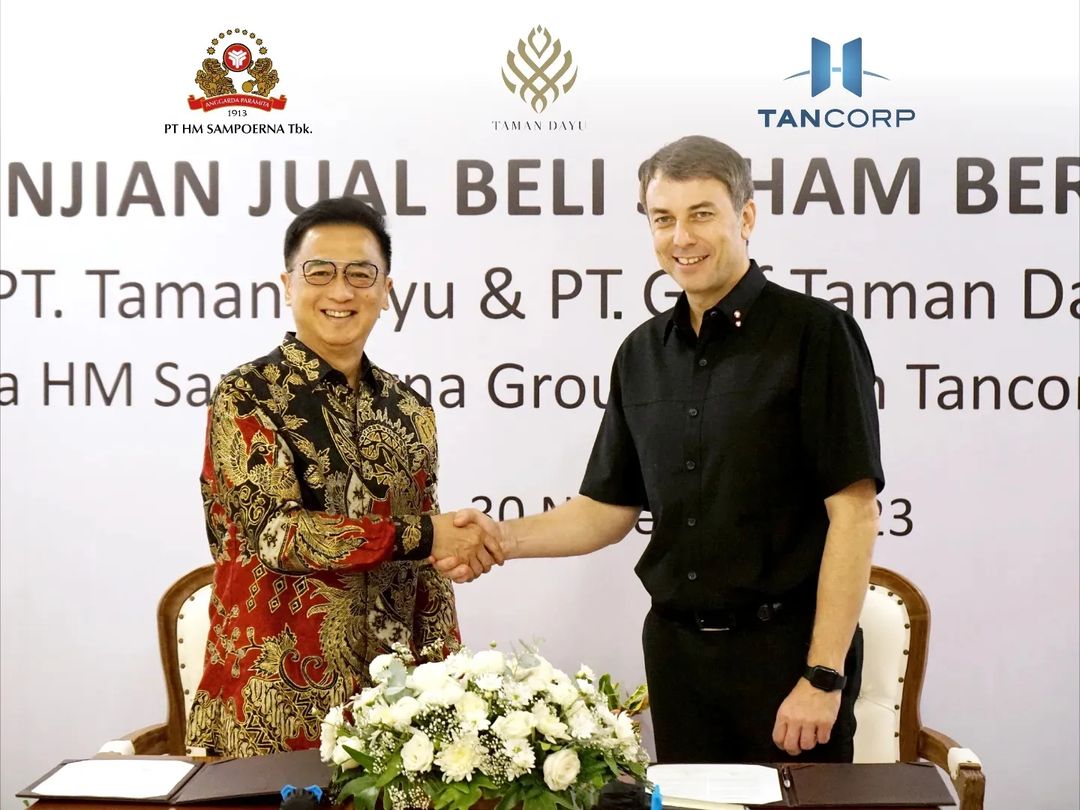 Hermanto Tanoko selaku CEO Tancorp dan Chairman Tanrise Property, dengan Vassilit Gkatzelis selaku Presiden Direktur HM Sampoerna menandatangani penyelesaian jual beli saham, Rabu (27/12/2023). Foto: Instagram Tancorp