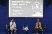 (Kiri ke kanan) Mamuk Ismuntoro pemateri seminar dan Rizky Wulandari modderator acara di Ruang Multimedia Stikosa-AWS, Jumat (16/12/2023). Foto: DMPR Stikosa-AWS