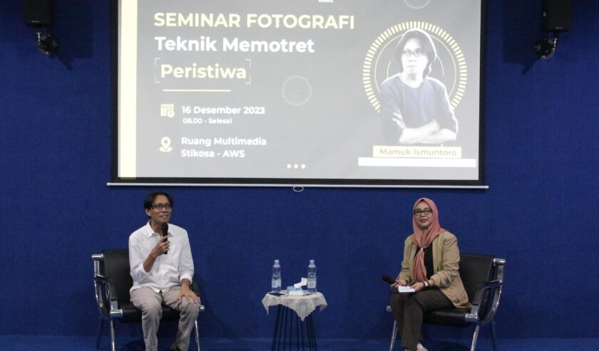 (Kiri ke kanan) Mamuk Ismuntoro pemateri seminar dan Rizky Wulandari modderator acara di Ruang Multimedia Stikosa-AWS, Jumat (16/12/2023). Foto: DMPR Stikosa-AWS