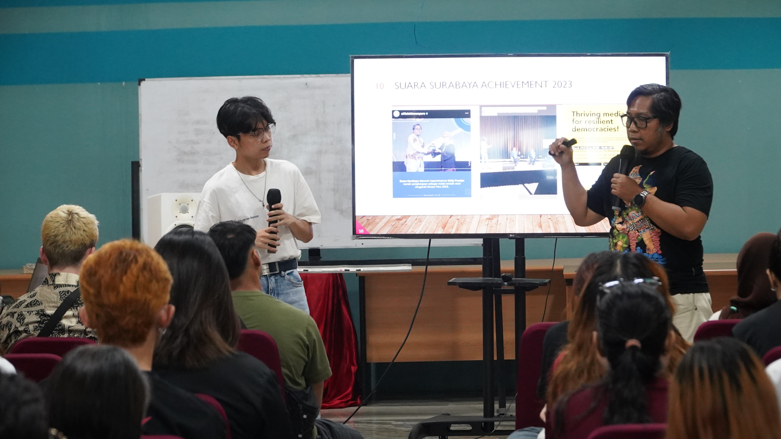(Baju hitam) Eddy Prastyo Pemimpin Redaksi saat memperkenalkan Suara Surabaya media kepada mahasiswa Curtin University dan Singapore Polytechnic di ruang rapat Suara Surabaya Centre, Minggu (10/12/2023). Foto: Tito Suara Surabaya