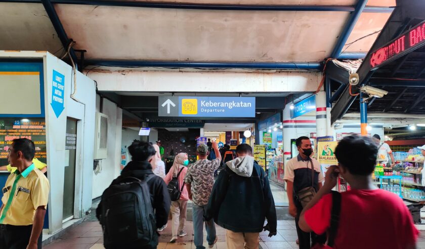 Hilir mudik calon penumpang memasuki lorong keberangkatan bus di Terminal Purabaya, Sidoarjo, Jumat (22/12/2023). Foto: Feby Magang suarasurabaya.net
