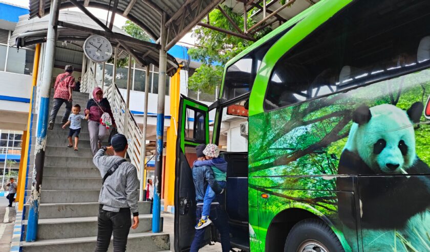 Penumpang memasuki bus tujuan Malang, Jumat (22/12/2023). Foto: Feby Magang suarasurabaya.net