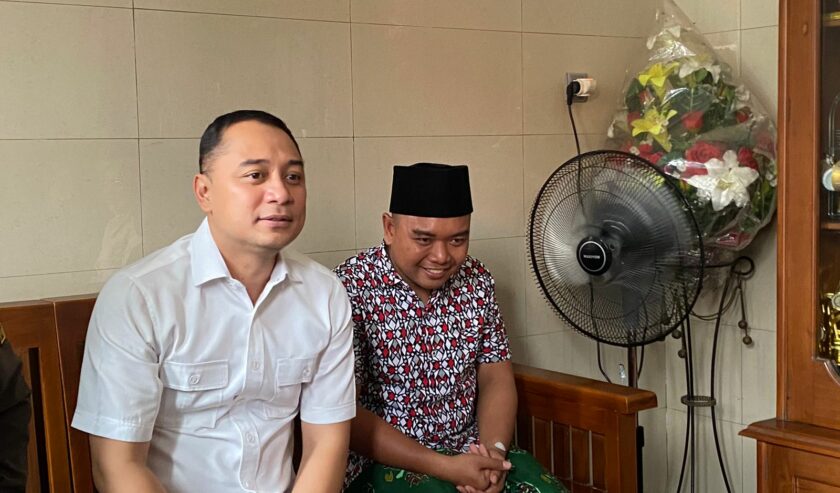 Eri Cahyadi Wali Kota Surabaya bersama AM petugas Satpol PP yang dikeroyok buruh, Minggu (3/12/2023). Foto: Meilita suarasurabaya.net