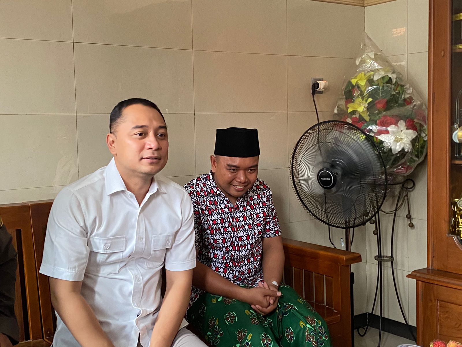 Eri Cahyadi Wali Kota Surabaya bersama AM petugas Satpol PP yang dikeroyok buruh, Minggu (3/12/2023). Foto: Meilita suarasurabaya.net