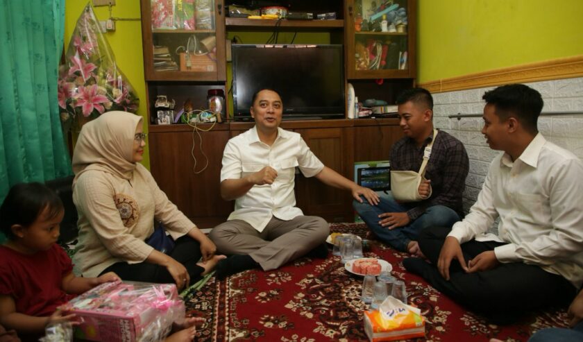 TA petugas Satpol PP yang mengalami patah tulang belikat saat dikunjungi Eri Cahyadi Wali Kota Surabaya, Minggu (3/12/2023). Foto: Diskominfo Kota Surabaya