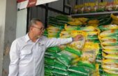 Zulhas Mendag RI mengecek ketersediaan beras Bulog di Warung TPID Pasar Genteng Surabaya, Senin (4/12/2023). Foto: Meilita suarasurabaya.net