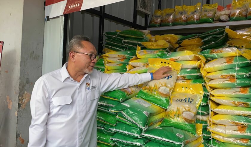 Zulhas Mendag RI mengecek ketersediaan beras Bulog di Warung TPID Pasar Genteng Surabaya, Senin (4/12/2023). Foto: Meilita suarasurabaya.net