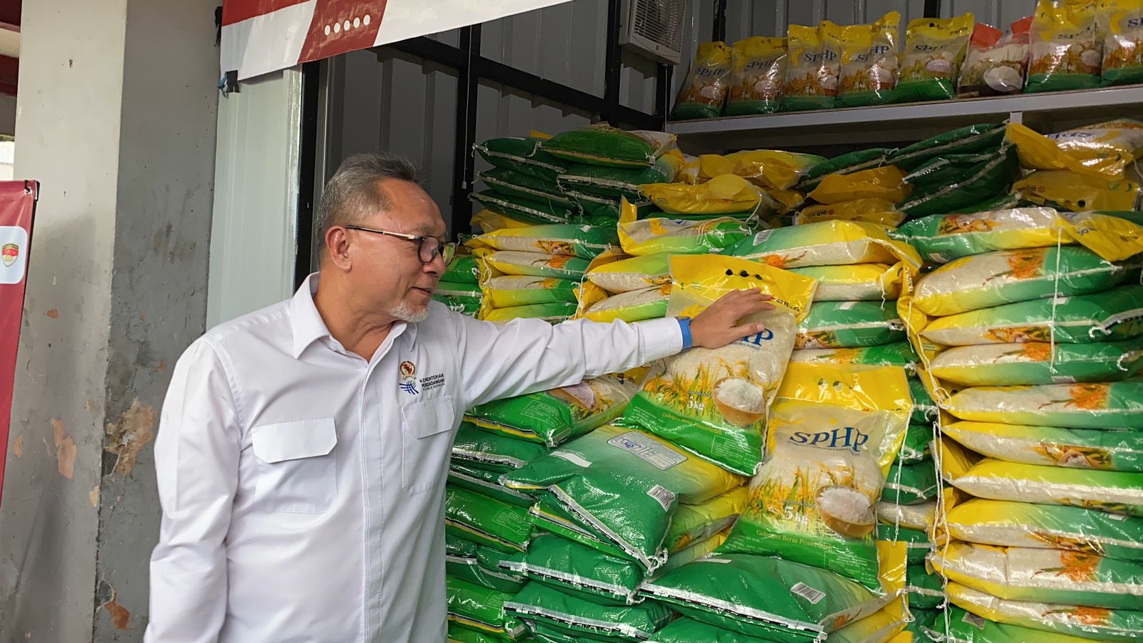 Zulhas Mendag RI mengecek ketersediaan beras Bulog di Warung TPID Pasar Genteng Surabaya, Senin (4/12/2023). Foto: Meilita suarasurabaya.net