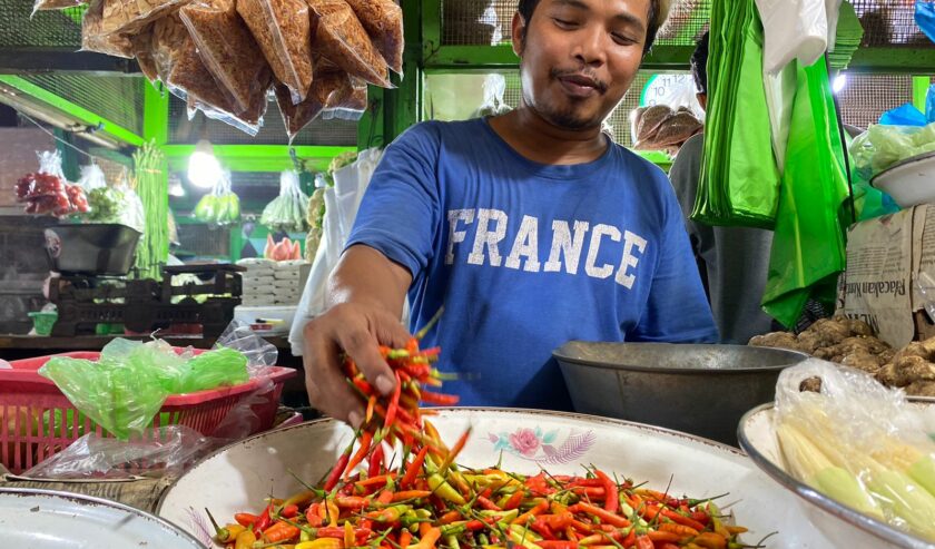 Haris penjual cabai di Pasar Genteng Surabaya, Senin (4/12/2023). Foto: Meilita suarasurabaya.net