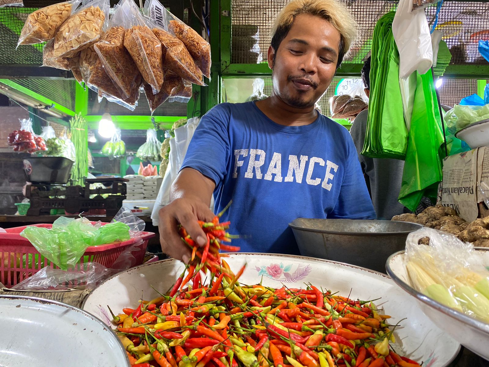 Haris penjual cabai di Pasar Genteng Surabaya, Senin (4/12/2023). Foto: Meilita suarasurabaya.net