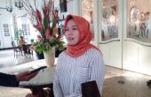 Nur Elya Anggraini Koordinator Divisi Sumber Daya Manusia dan Organisasi Bawaslu Jatim saat mengisi sambutan dalam kegiatan kolaborasi pengawasan Pemilu di Surabaya, pada Senin (4/12/2023). Foto: Risky suarasurabaya.net