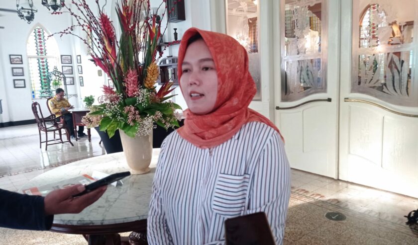 Nur Elya Anggraini Koordinator Divisi Sumber Daya Manusia dan Organisasi Bawaslu Jatim saat mengisi sambutan dalam kegiatan kolaborasi pengawasan Pemilu di Surabaya, pada Senin (4/12/2023). Foto: Risky suarasurabaya.net