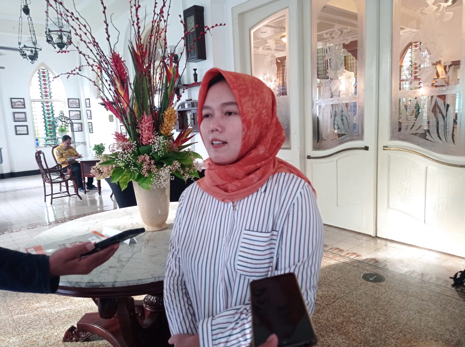 Nur Elya Anggraini Koordinator Divisi Sumber Daya Manusia dan Organisasi Bawaslu Jatim saat mengisi sambutan dalam kegiatan kolaborasi pengawasan Pemilu di Surabaya, pada Senin (4/12/2023). Foto: Risky suarasurabaya.net