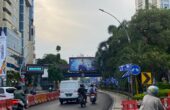 Potret sejumlah bendera partai terpasang di pagar jalan tengah kawasan Basuki Rahmat Kota Surabaya, Senin (4/12/2023). Foto: Meilita suarasurabaya.net